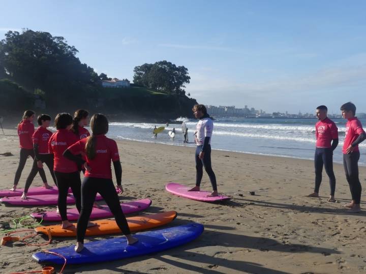 INICIO DE LA ACTIIVDAD DE SURF EN LA PLAYA DE BASTIAGUEIRO
