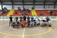 LA ESCUELA DE HOCKEY SOBRE PATINES JUEGA